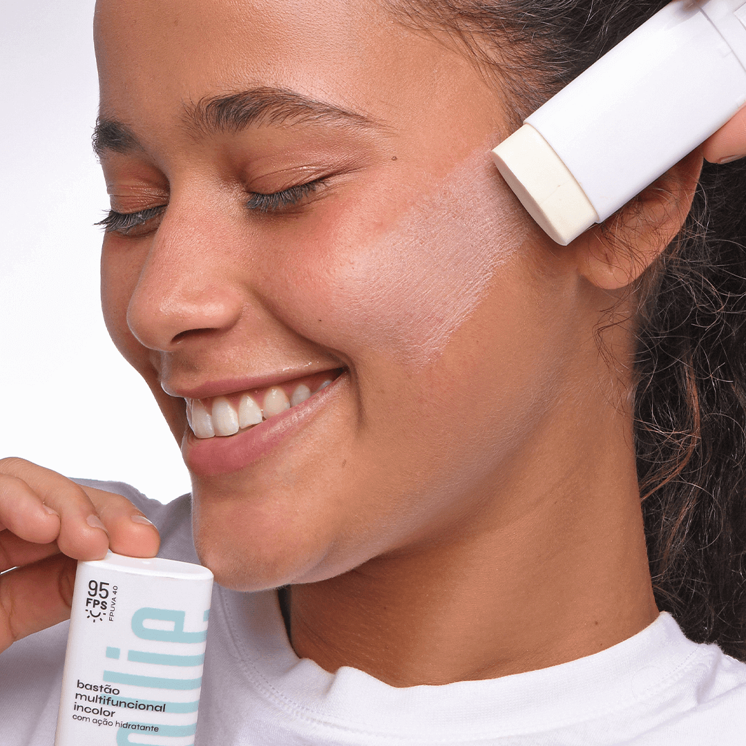 Bastão Multifuncional Incolor FPS 95 O Bastão Multifuncional Incolor oferece superproteção FPS 95 e FPUVA 40. Oil Free com toque seco e leve, é altamente resistente à água e ao suor.