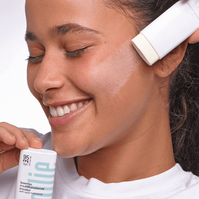 Bastão Multifuncional Incolor FPS 95 O Bastão Multifuncional Incolor oferece superproteção FPS 95 e FPUVA 40. Oil Free com toque seco e leve, é altamente resistente à água e ao suor.