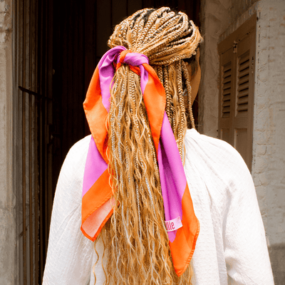 Lenço de cetim Ollie Lenço de cetim com toque de seda, super cool e versátil! Use na cabeça, pescoço ou bolsa para um charme extra e mostre seu amor por Ollie com estilo!