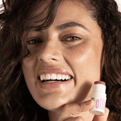 Bastão 3 em 1 Blush, Batom e Sombra FPS 95 Experimente o Blush Stick da Ollie. FPS 95, FPUVA 40, vitamina C e em cinco cores lindas e textura aveludada. Experimente praticidade com o Bastão 3 em 1 Ollie.