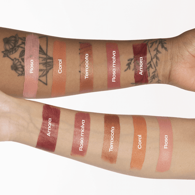 Bastão 3 em 1 Blush, Batom e Sombra FPS 95 Experimente o Blush Stick da Ollie. FPS 95, FPUVA 40, vitamina C e em cinco cores lindas e textura aveludada. Experimente praticidade com o Bastão 3 em 1 Ollie.