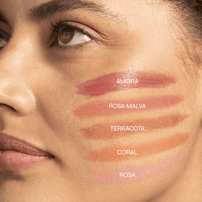 Bastão 3 em 1 Blush, Batom e Sombra FPS 95 Experimente o Blush Stick da Ollie. FPS 95, FPUVA 40, vitamina C e em cinco cores lindas e textura aveludada. Experimente praticidade com o Bastão 3 em 1 Ollie.