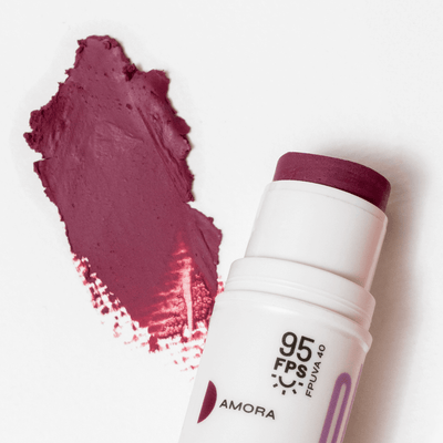Bastão 3 em 1 Blush, Batom e Sombra FPS 95 Experimente o Blush Stick da Ollie. FPS 95, FPUVA 40, vitamina C e em cinco cores lindas e textura aveludada. Experimente praticidade com o Bastão 3 em 1 Ollie.