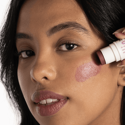 Bastão 3 em 1 Blush, Batom e Sombra FPS 95 Experimente o Blush Stick da Ollie. FPS 95, FPUVA 40, vitamina C e em cinco cores lindas e textura aveludada. Experimente praticidade com o Bastão 3 em 1 Ollie.