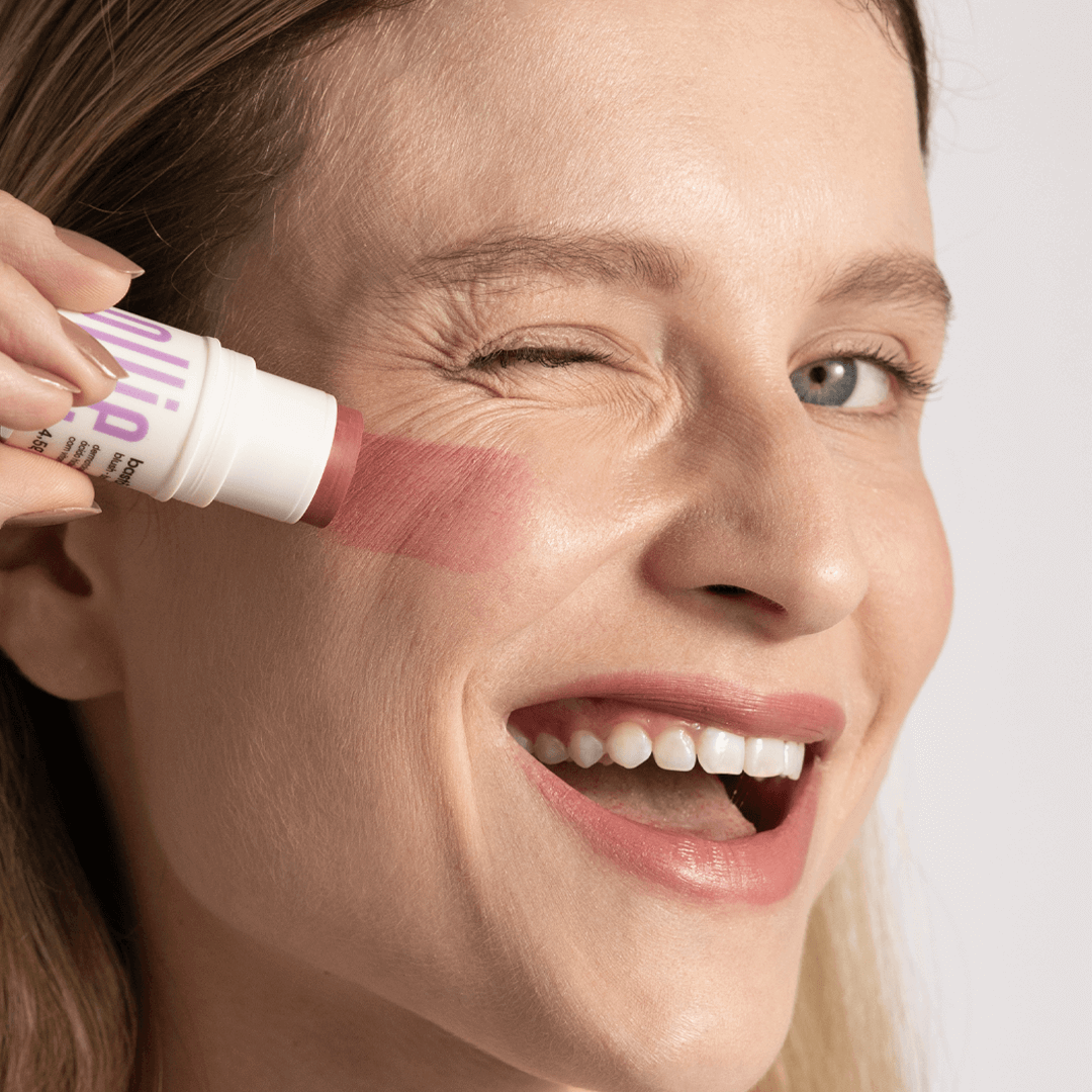 Bastão 3 em 1 Blush, Batom e Sombra FPS 95 Experimente o Blush Stick da Ollie. FPS 95, FPUVA 40, vitamina C e em cinco cores lindas e textura aveludada. Experimente praticidade com o Bastão 3 em 1 Ollie.