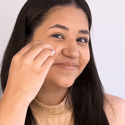 Aplicando o bastão três em um como blush, batom e sombra. 