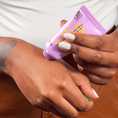 Creme Hidratante para Mãos FPS 60 FPUVA 22 O creme para as mãos com FPS 60 e FPUVA 22 protege, hidrata e previne manchas e sinais da idade, sendo sua nova mania para cuidados diários!