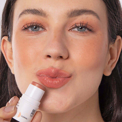 Bastão 3 em 1 Blush, Batom e Sombra FPS 95 Experimente o Blush Stick da Ollie. FPS 95, FPUVA 40, vitamina C e em cinco cores lindas e textura aveludada. Experimente praticidade com o Bastão 3 em 1 Ollie.