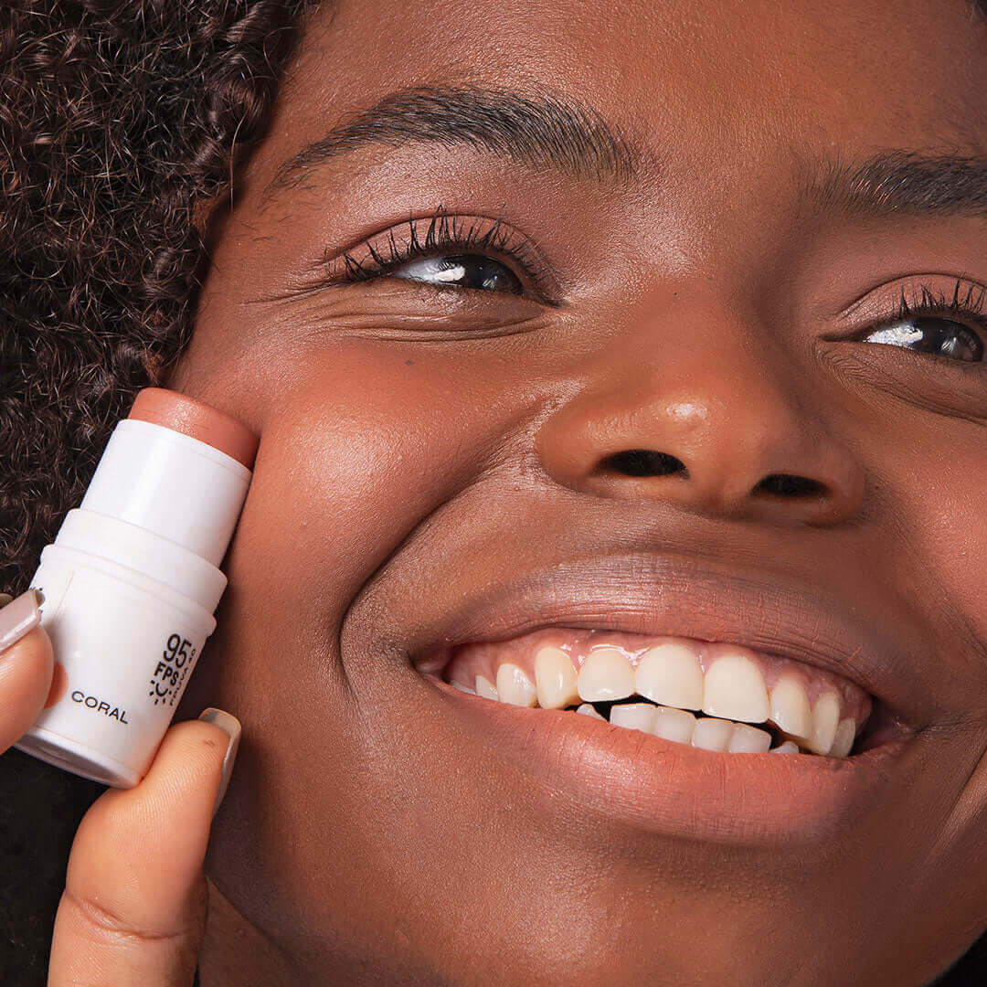 Bastão 3 em 1 Blush, Batom e Sombra FPS 95 Experimente o Blush Stick da Ollie. FPS 95, FPUVA 40, vitamina C e em cinco cores lindas e textura aveludada. Experimente praticidade com o Bastão 3 em 1 Ollie.