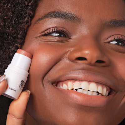 Bastão 3 em 1 Blush, Batom e Sombra FPS 95 Experimente o Blush Stick da Ollie. FPS 95, FPUVA 40, vitamina C e em cinco cores lindas e textura aveludada. Experimente praticidade com o Bastão 3 em 1 Ollie.