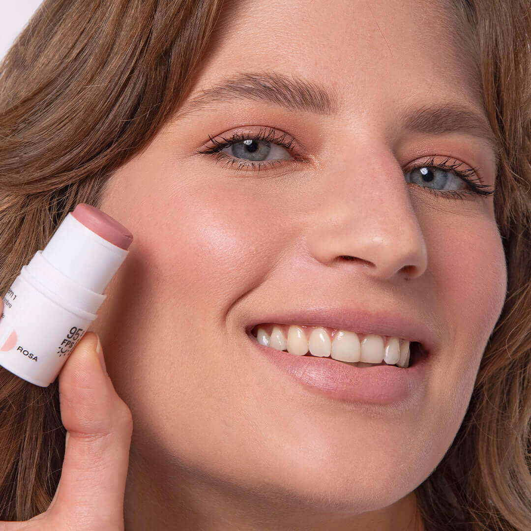 Bastão 3 em 1 Blush, Batom e Sombra FPS 95 Experimente o Blush Stick da Ollie. FPS 95, FPUVA 40, vitamina C e em cinco cores lindas e textura aveludada. Experimente praticidade com o Bastão 3 em 1 Ollie.