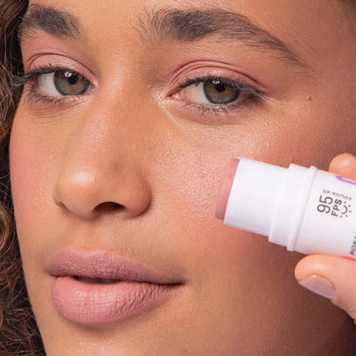 Bastão 3 em 1 Blush, Batom e Sombra FPS 95 Experimente o Blush Stick da Ollie. FPS 95, FPUVA 40, vitamina C e em cinco cores lindas e textura aveludada. Experimente praticidade com o Bastão 3 em 1 Ollie.