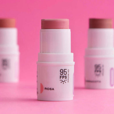 Bastão 3 em 1 Blush, Batom e Sombra FPS 95 Experimente o Blush Stick da Ollie. FPS 95, FPUVA 40, vitamina C e em cinco cores lindas e textura aveludada. Experimente praticidade com o Bastão 3 em 1 Ollie.