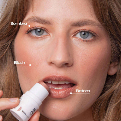 Bastão 3 em 1 Blush, Batom e Sombra FPS 95 Experimente o Blush Stick da Ollie. FPS 95, FPUVA 40, vitamina C e em cinco cores lindas e textura aveludada. Experimente praticidade com o Bastão 3 em 1 Ollie.