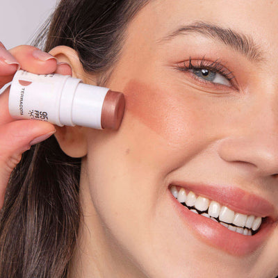 Bastão 3 em 1 Blush, Batom e Sombra FPS 95 Experimente o Blush Stick da Ollie. FPS 95, FPUVA 40, vitamina C e em cinco cores lindas e textura aveludada. Experimente praticidade com o Bastão 3 em 1 Ollie.