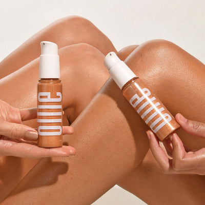 Glow Corporal FPS 40 Nosso Glow Corporal é um óleo iluminador corporal, com FPS 40 e FPUVA 20 que protege a pele dos raios solares e hidrata, deixando-a com aspecto saudável.