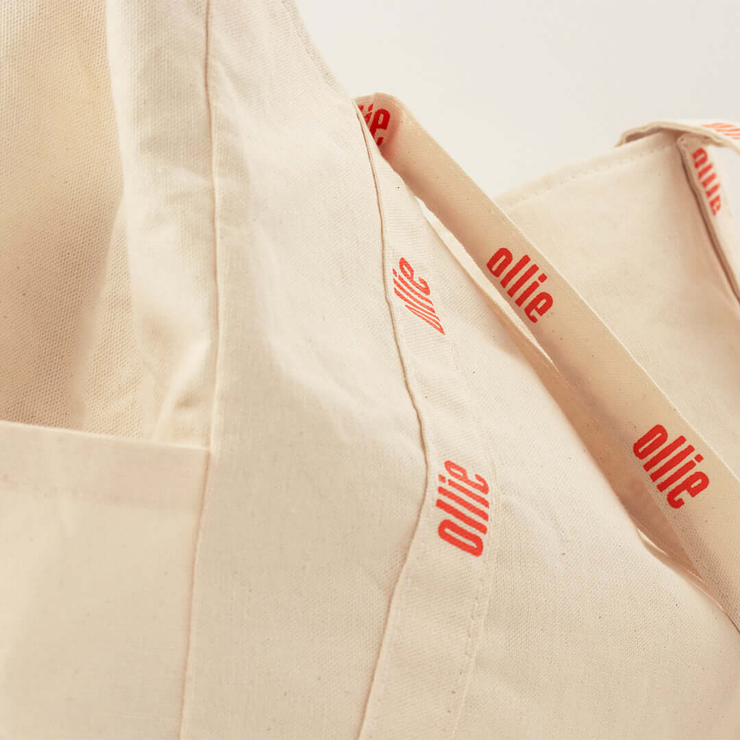 Bolsa Tote Ollie Leve seu Protetor Solar Ollie onde for com nossa Tote Bag! Feita em lona, fácil de limpar, com bolsos laterais e internos, perfeita para qualquer look.