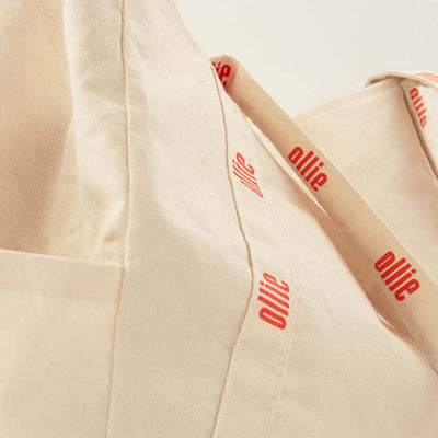 Bolsa Tote Ollie Leve seu Protetor Solar Ollie onde for com nossa Tote Bag! Feita em lona, fácil de limpar, com bolsos laterais e internos, perfeita para qualquer look.