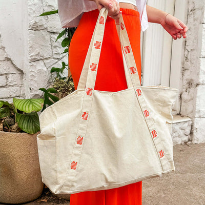 Bolsa Tote Ollie Leve seu Protetor Solar Ollie onde for com nossa Tote Bag! Feita em lona, fácil de limpar, com bolsos laterais e internos, perfeita para qualquer look.
