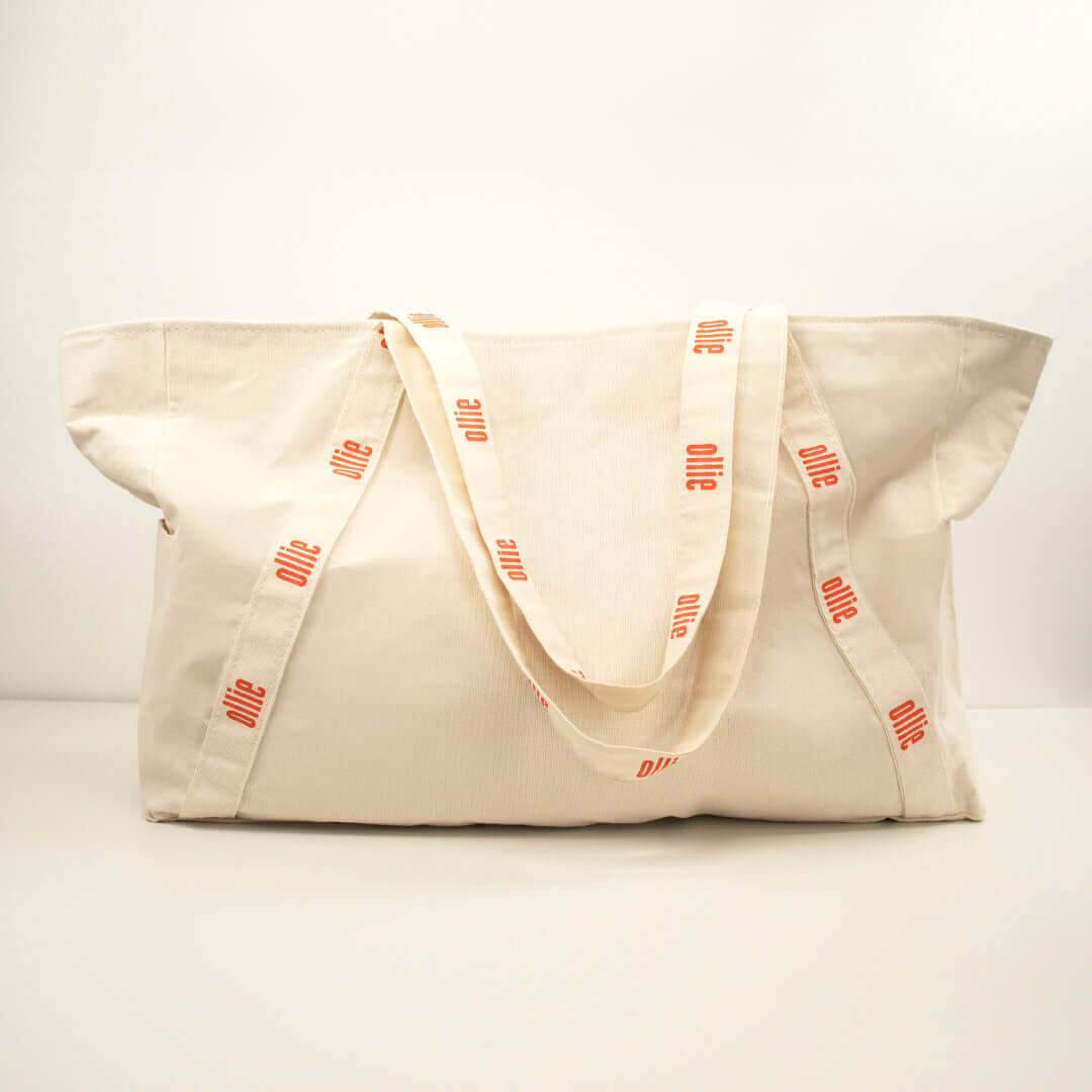 Bolsa Tote Ollie Leve seu Protetor Solar Ollie onde for com nossa Tote Bag! Feita em lona, fácil de limpar, com bolsos laterais e internos, perfeita para qualquer look.