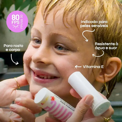 Nosso protetor solar infantil em bastão Kids&baby  é indicado para peles sensíveis, resistente a água e suor, possui vitamina E FPS 80 e FPUVA 30, além de funcionar para o rosto e para o corpo