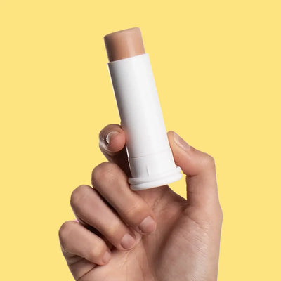 Foto da mão da modelo com o bastão com cor para referenciar o tamanho do produto