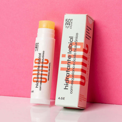 Hidratante Labial com FPS 50 Nosso Hidratante Labial hidrata, protege e repara. Com proteção de FPS 50 e FPUVA 18, com Ácido Hialurônico e Esqualano presentes na fórmula.