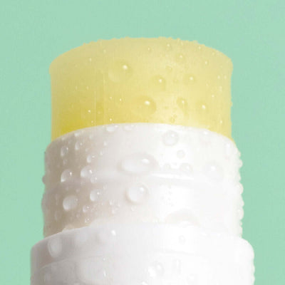 Hidratante Labial com FPS 50 Nosso Hidratante Labial hidrata, protege e repara. Com proteção de FPS 50 e FPUVA 18, com Ácido Hialurônico e Esqualano presentes na fórmula.