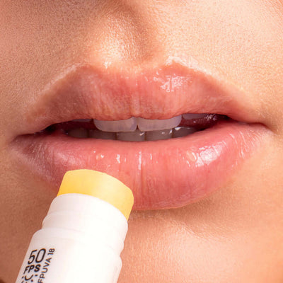 Hidratante Labial com FPS 50 Nosso Hidratante Labial hidrata, protege e repara. Com proteção de FPS 50 e FPUVA 18, com Ácido Hialurônico e Esqualano presentes na fórmula.
