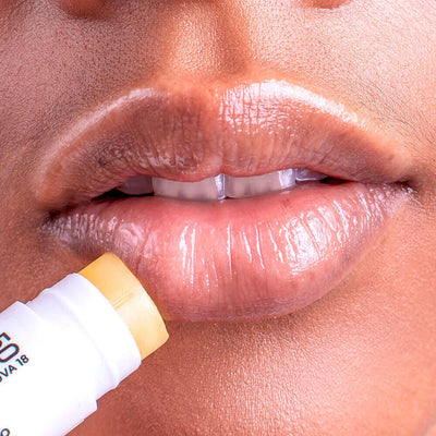 Hidratante Labial com FPS 50 Nosso Hidratante Labial hidrata, protege e repara. Com proteção de FPS 50 e FPUVA 18, com Ácido Hialurônico e Esqualano presentes na fórmula.